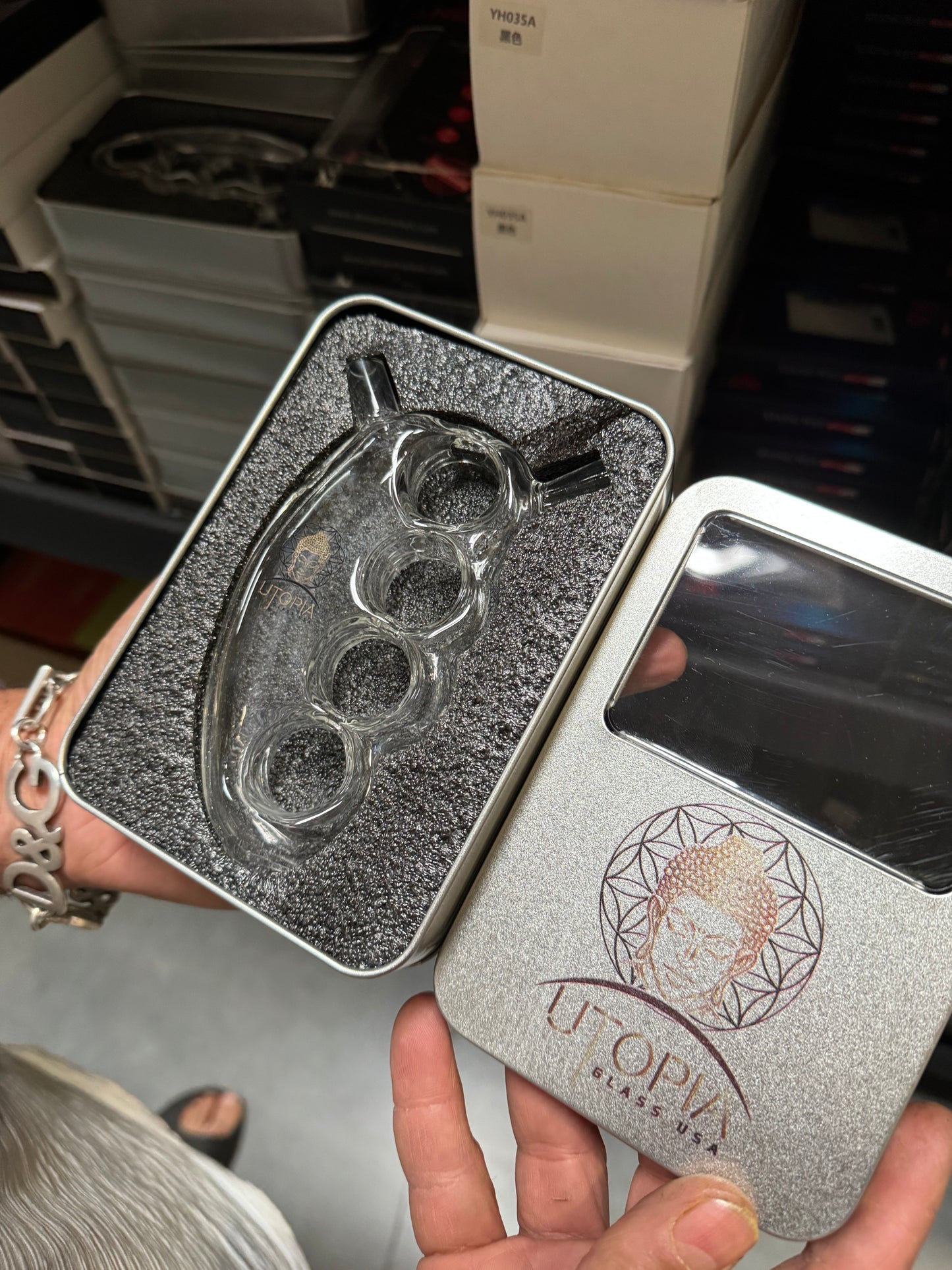 Glass knuckles bubbler